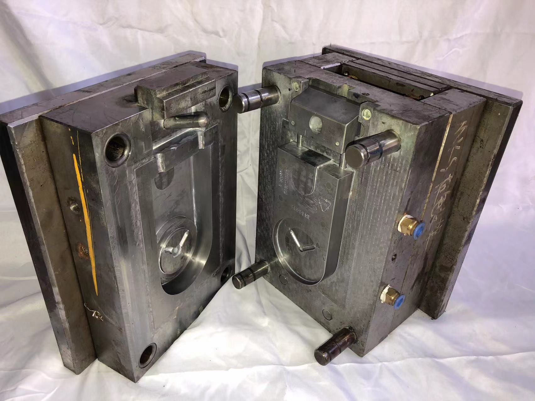 INJECTION MOULD 1